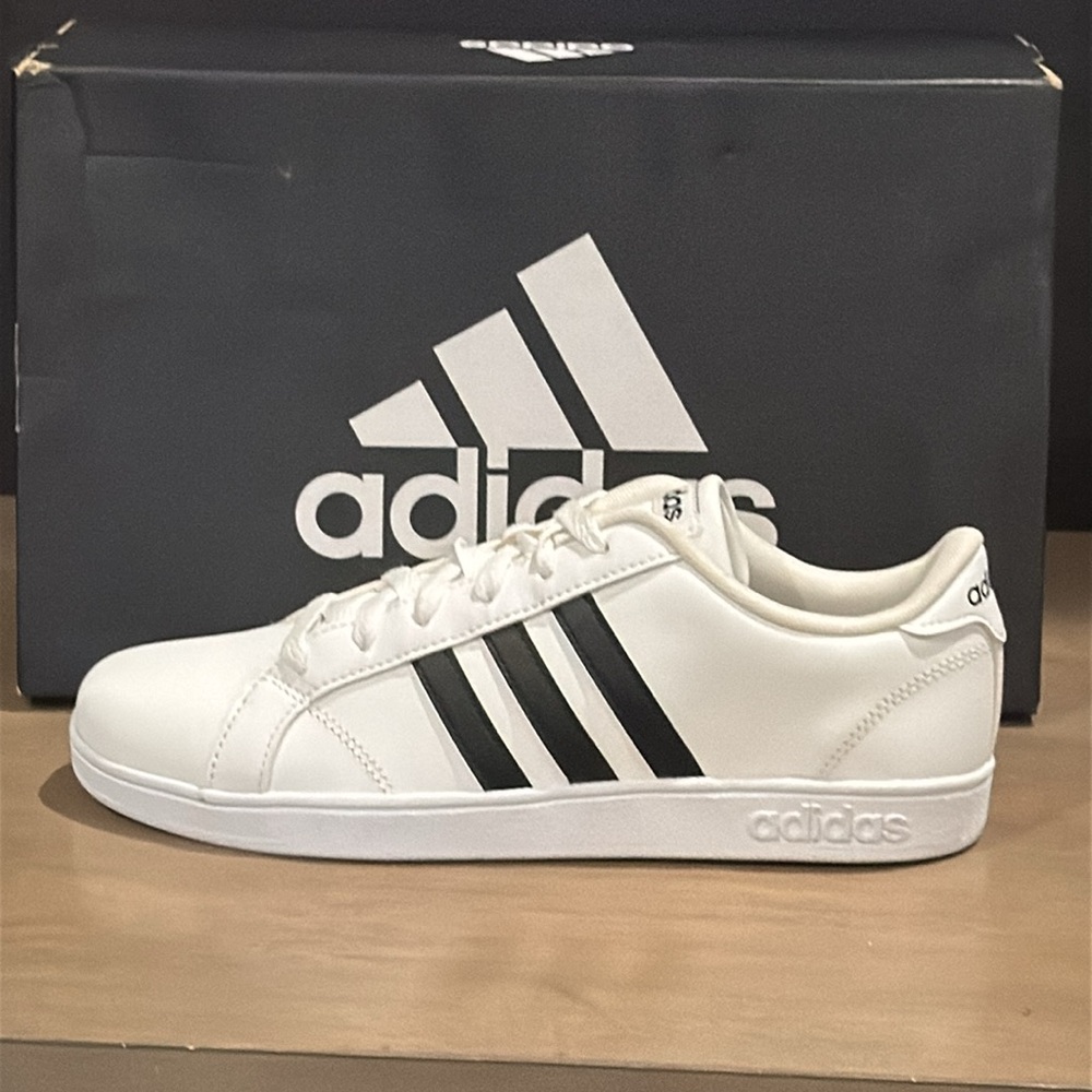 New authentic Adidas signature sneaker SINGLE left sneaker sz 6.5 display mens